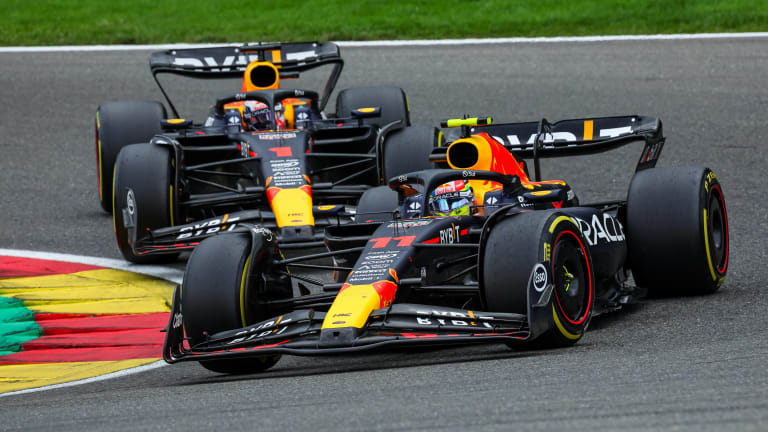 La diferencia entre los autos de Verstappen y Checo sorprende a todos